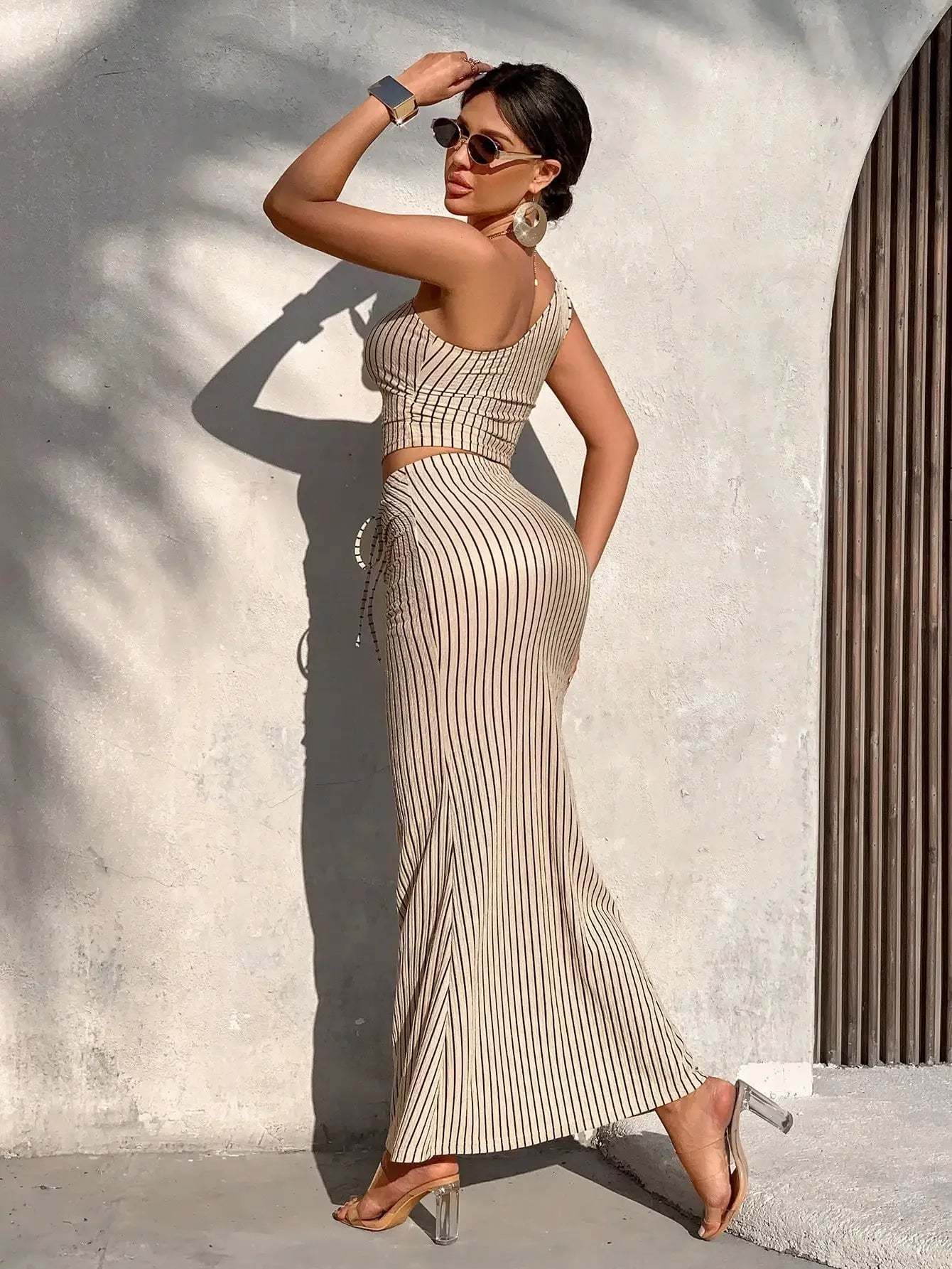 Conjunto Feminino Casual com Detalhe Listrado nos Ombros – Blusa Curta Plissada e Saia Sereia Plissada (Duas Peças)