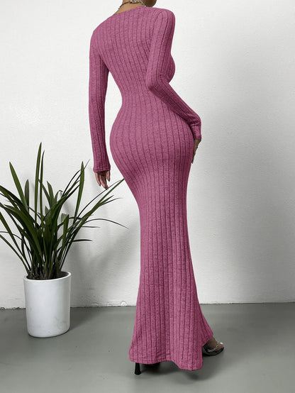 Vestido feminino maduro, sexy e fashion, com decote em linha (line neck), decote,  (low cut), ajuste slim, manga longa, combina com tudo.