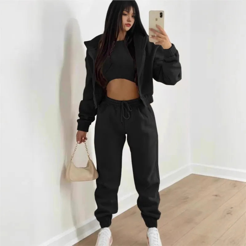 Conjunto Feminino Casual 3 Peças – Jaqueta com Zíper e Capuz, Regata e Calça Jogger de Cintura Alta (Estilo Esportivo)