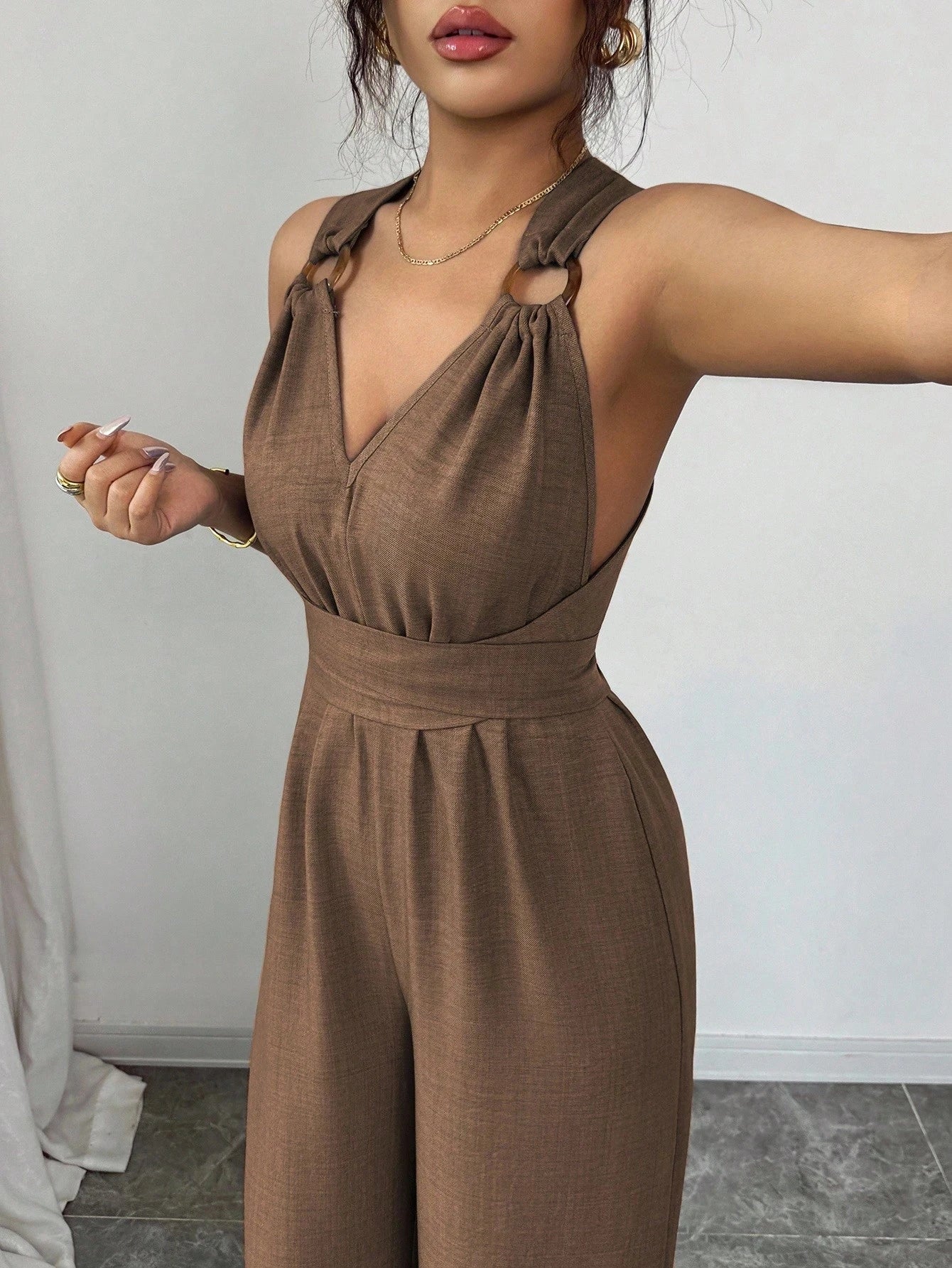 Macacão Feminino Decote V com Amarração na Cintura e Pernas Amplas – Estilo Madeleine, Casual para o Verão, Cor Marrom