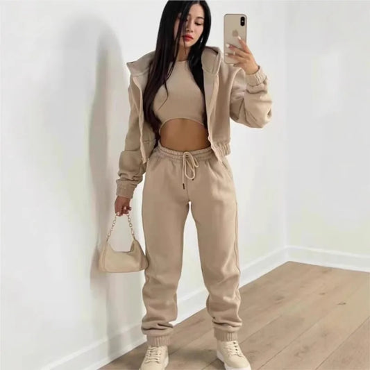 Conjunto Feminino Casual 3 Peças – Jaqueta com Zíper e Capuz, Regata e Calça Jogger de Cintura Alta (Estilo Esportivo)